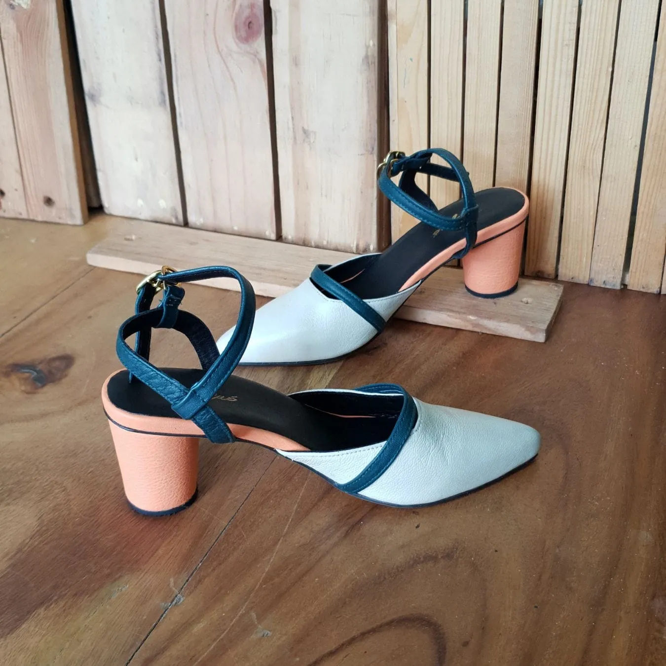 Pointed tri-color heels